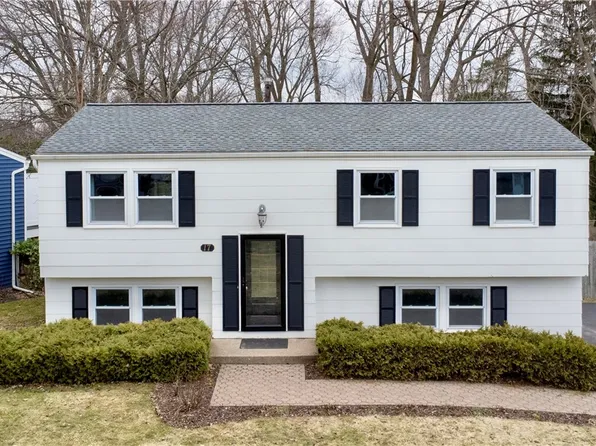 17 Saveria Dr, Hilton, NY 14468