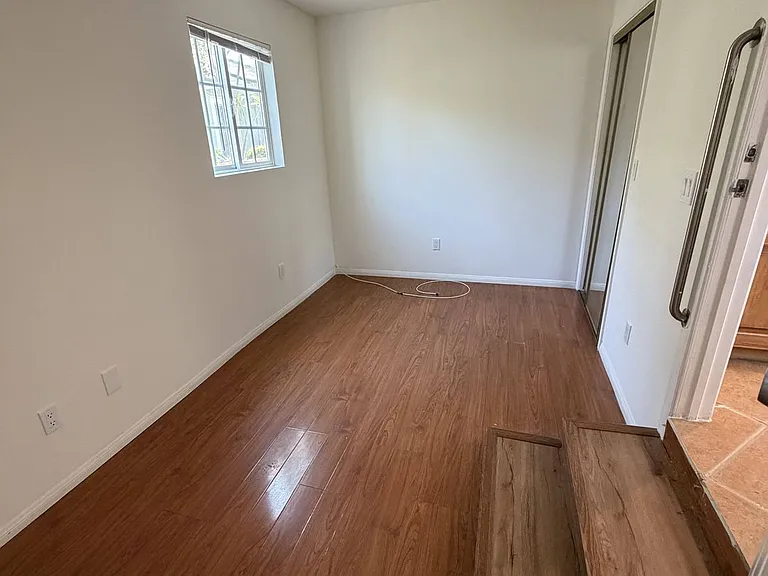 1104 N Frederic St — Photo 32