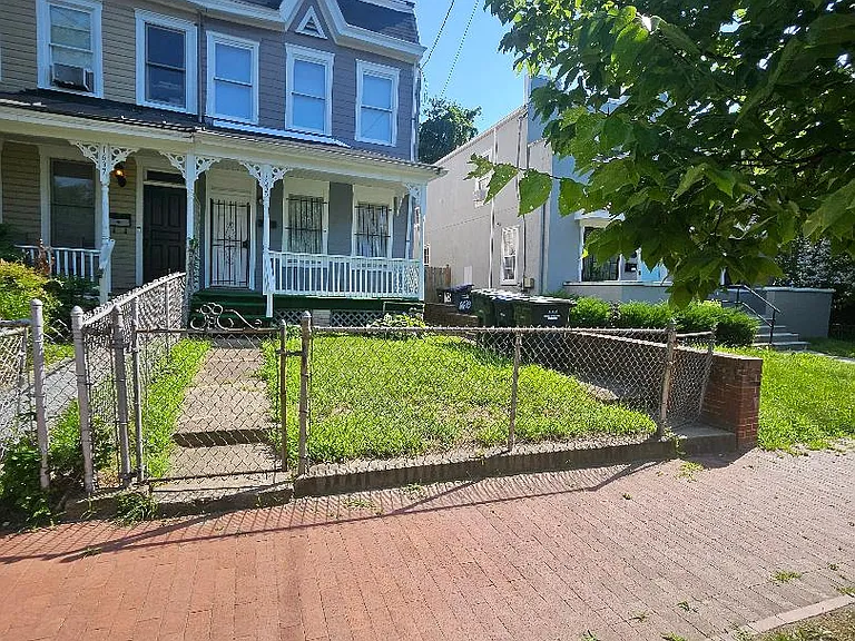 1635 U St SE — Photo 3