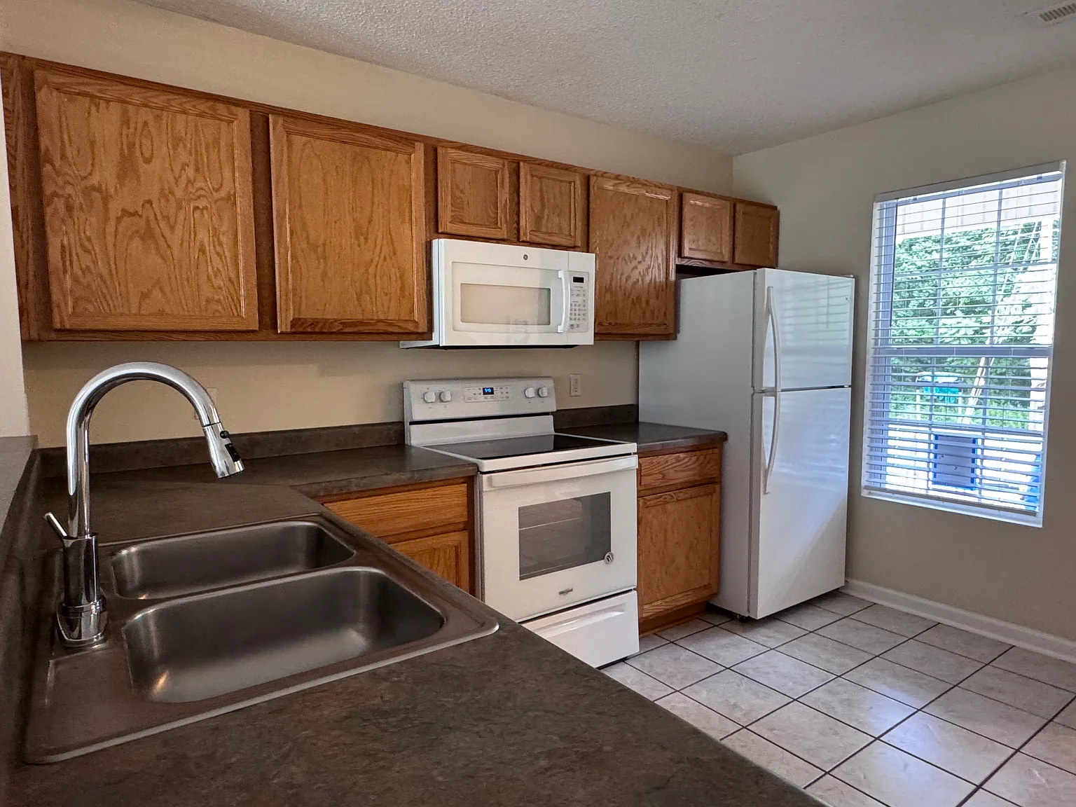 2 bed, 1.5 bath, 1050 sqft, $1,375 — Photo 3