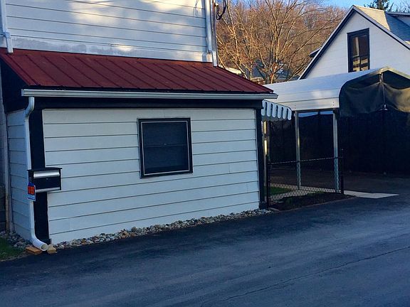 Hous, carports, no stairs to enter home.