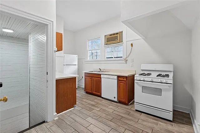 Building Photo - 710 Burdette St #2A
