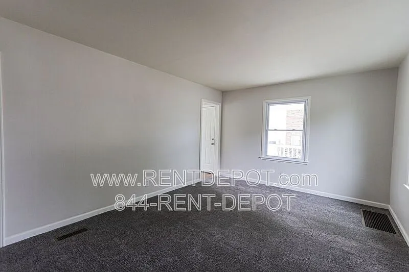 3 bed, 1.0 bath, 720 sqft, $1,195 — Photo 2