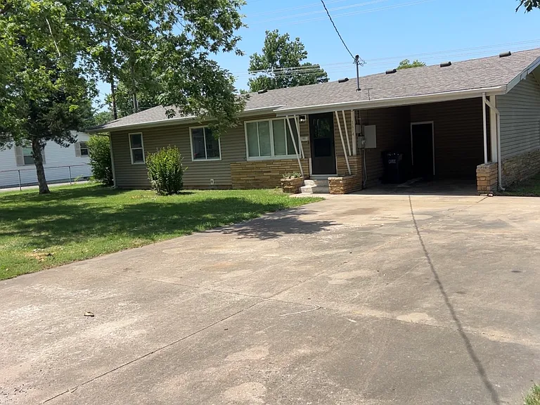 1614 Steele St — Photo 1