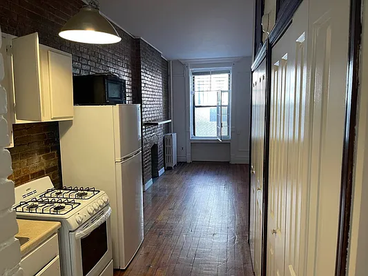 Rented by Eric Goodman Realty Corp | media 10