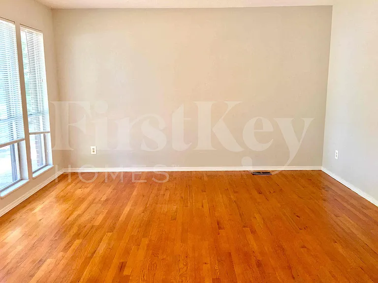 2275 Glenoro Dr — Photo 2