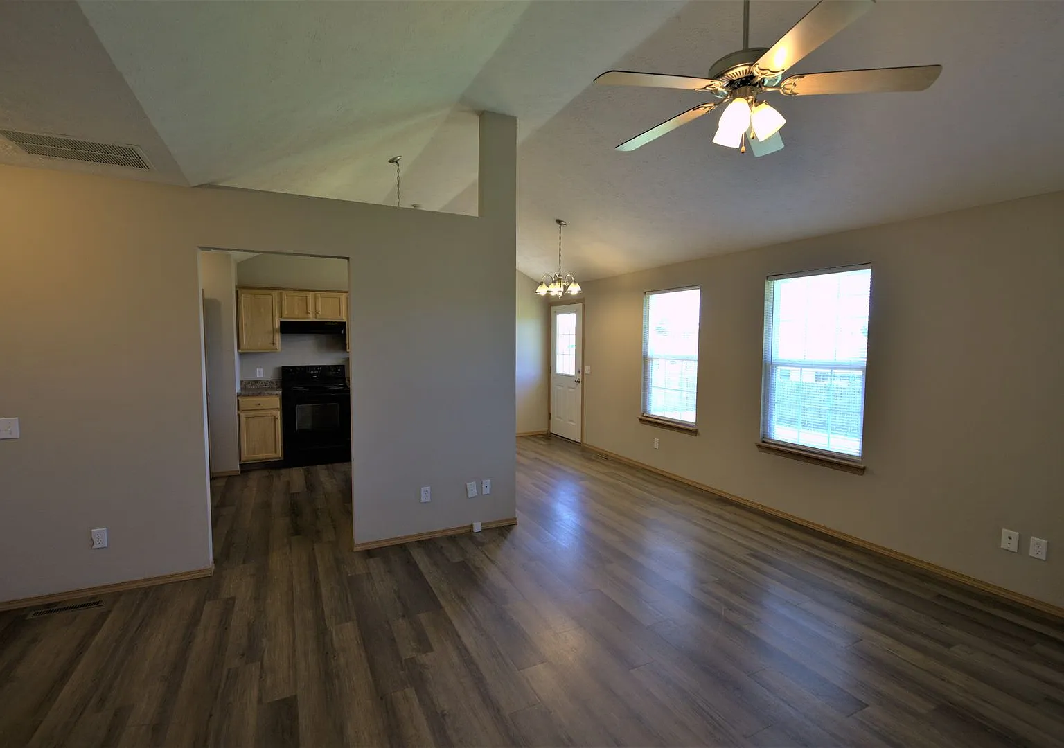 3 Bedroom in a Convenient Location — Photo 3