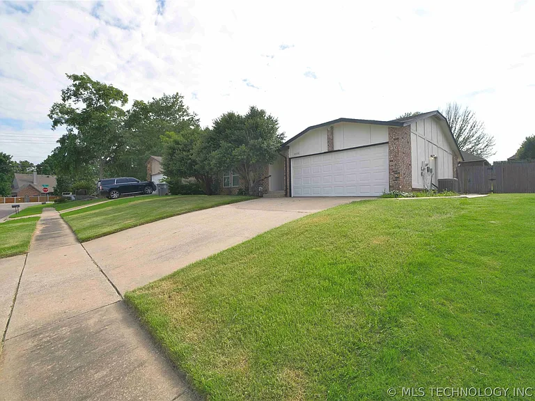 10056 S 91st East Ave — Photo 2