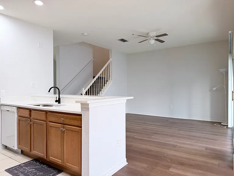 2334 Grand Central Pkwy #17 — Photo 11