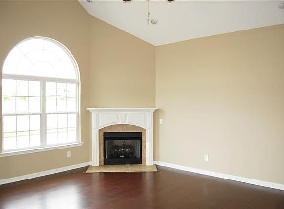 3rd image of 403 Nandina Ct