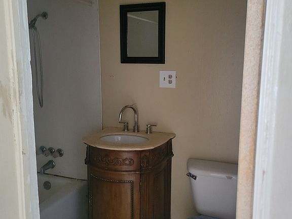 5th image of 214 E Rose St