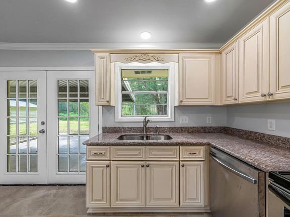 5th image of 729 Sidney Dr