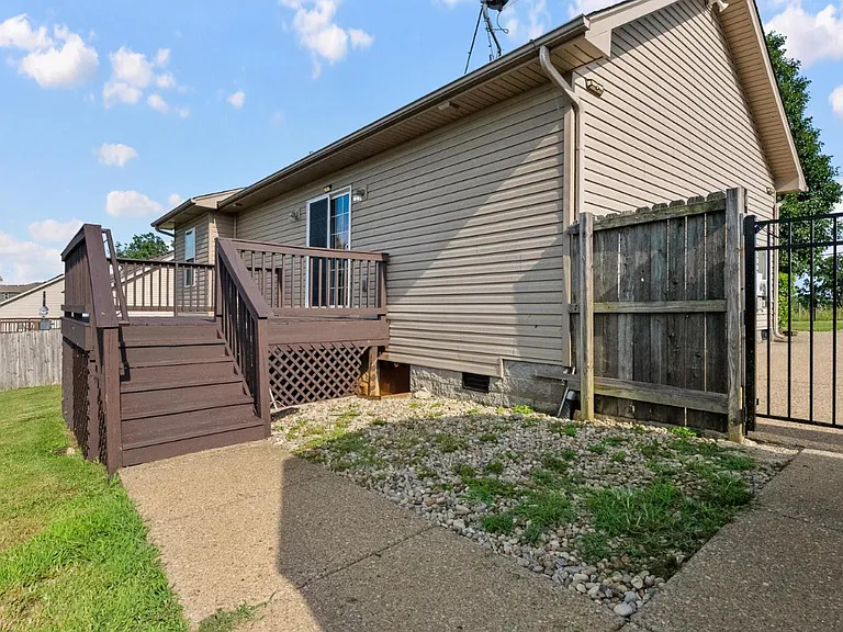 148 Gentry Ln — Photo 2