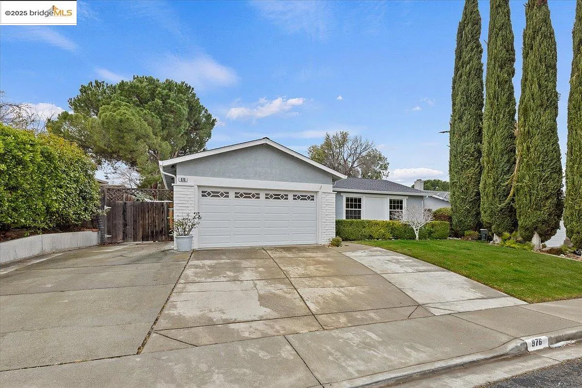 976 Jensen Cir photo 1