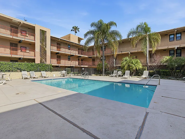 Encino Country Club Apartments — Photo 66
