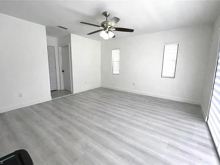 3767 Golden Gate Blvd E — Photo 11