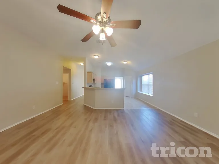 1409 Mallard Dr — Photo 3