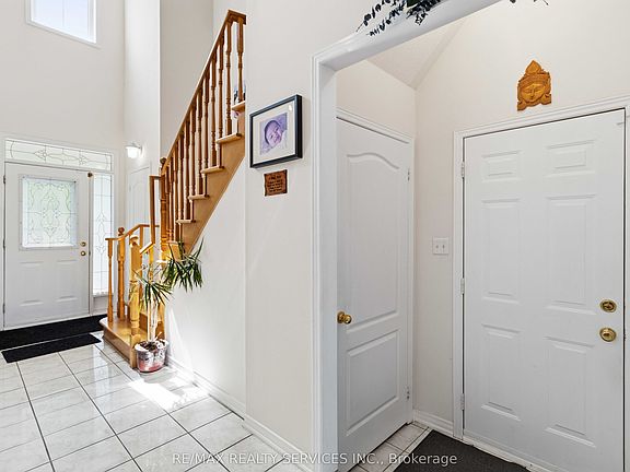 5th image of 82 Mainard Cres