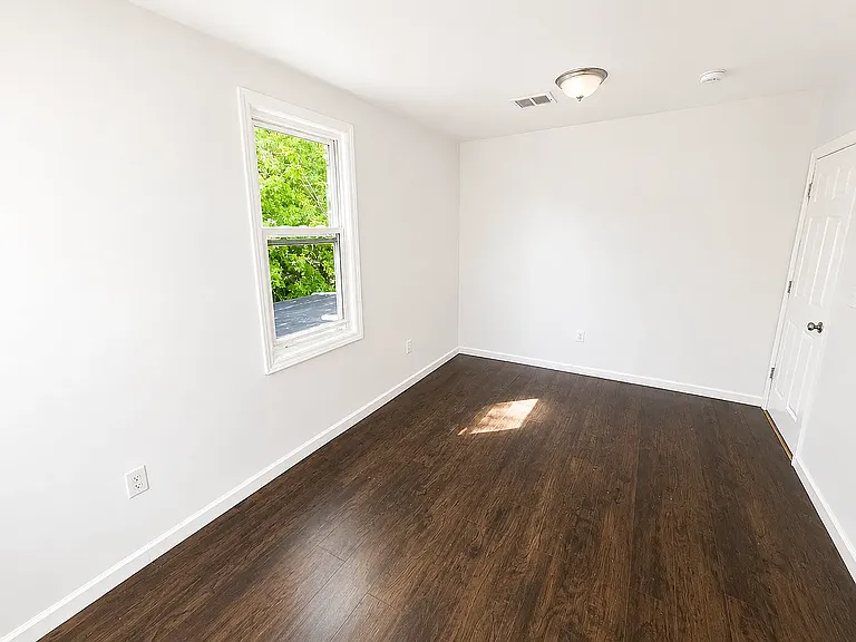 37 Seymour Ave — Photo 7