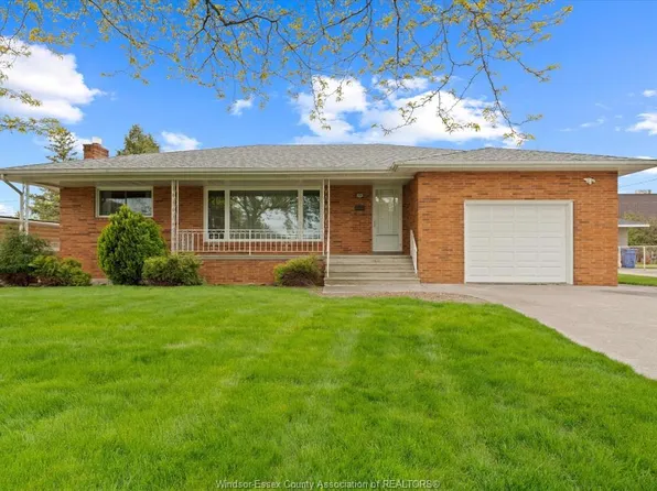 3299 Woodlawn Ave, Windsor, ON N8W 2J1