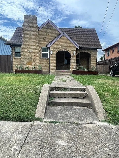 3819 Roseland Ave — Photo 2