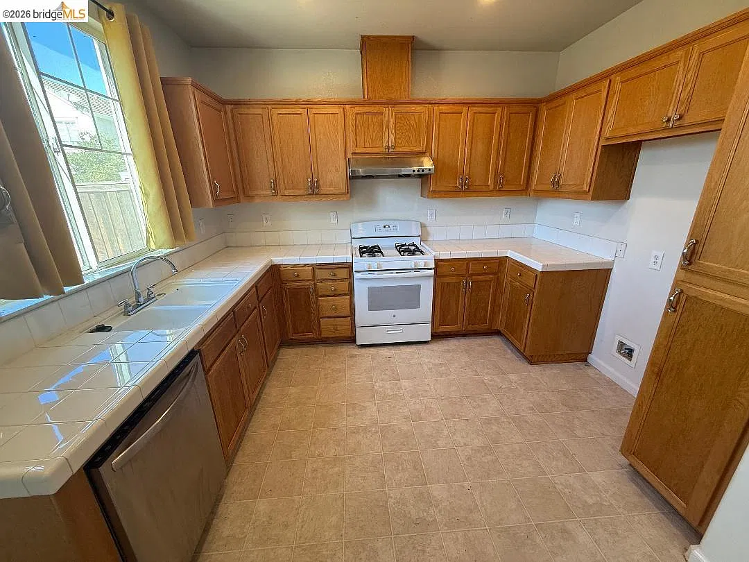 4 bed, 2.5 bath, 1865 sqft, $3,400 — Photo 2