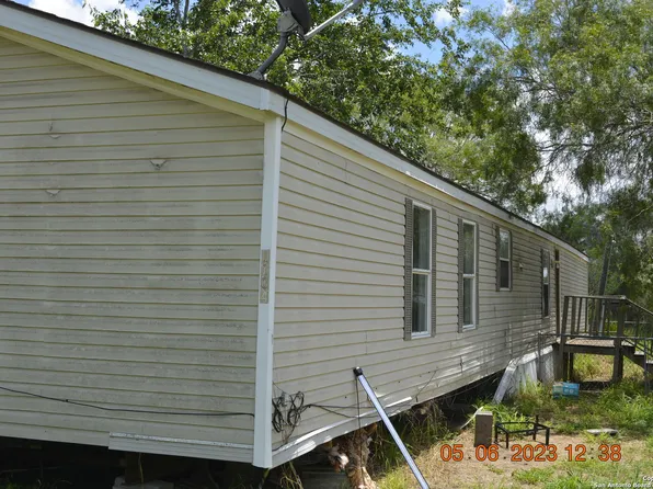 1104 MAGNOLIA ST, Jourdanton, TX 78026