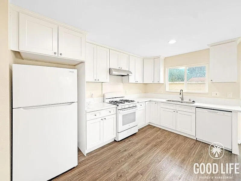 3 bed, 2.0 bath, 1000 sqft, $3,300 — Photo 3