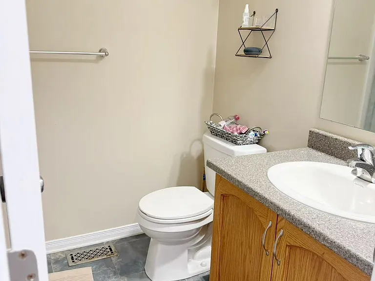 212 Losino Cres — Photo 3