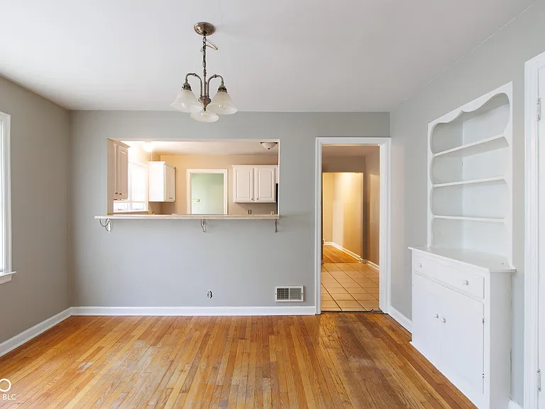 6149 Broadway St — Photo 4