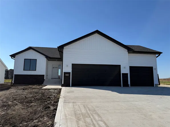 850 11th St, Waukee, IA 50263