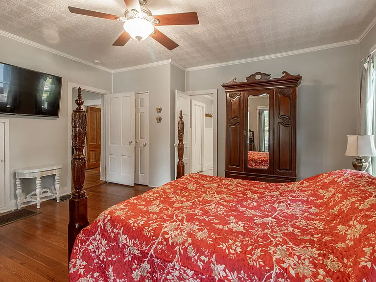 1503 S Elm St — Photo 32