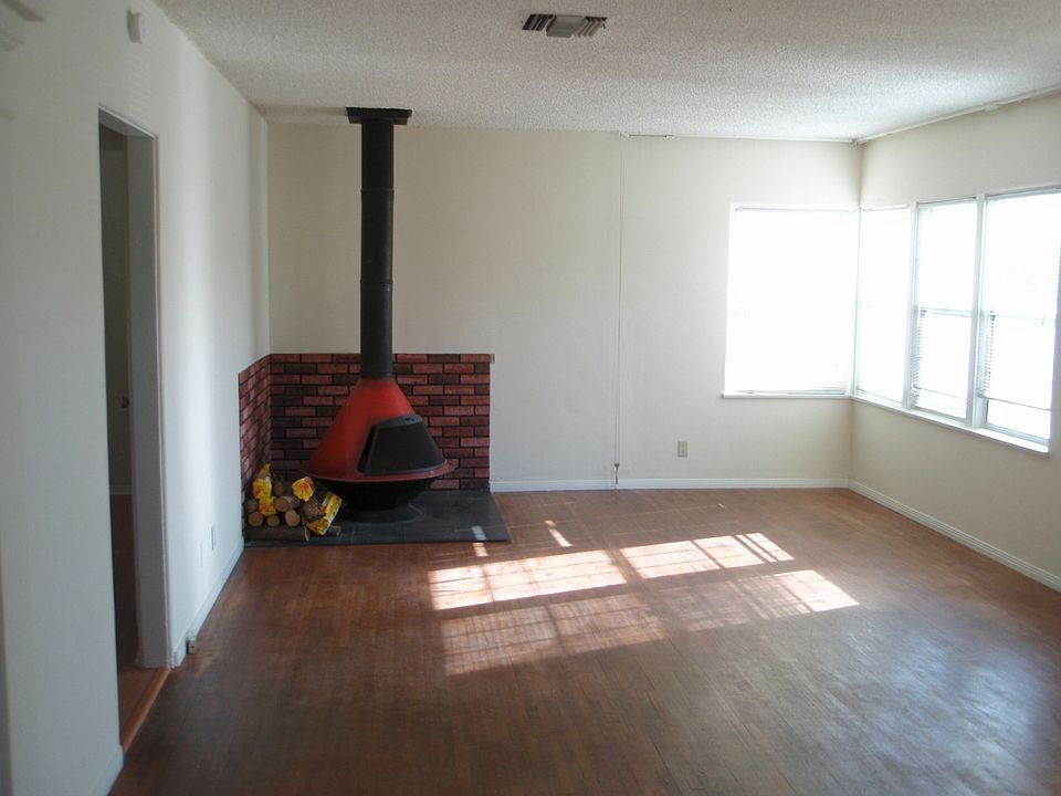 2nd image of 1232 N Beachwood Dr
