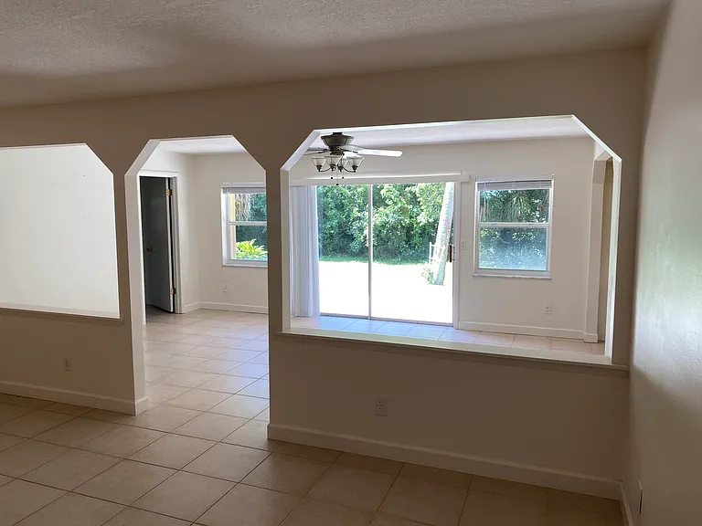 956 Tulip Ln — Photo 14