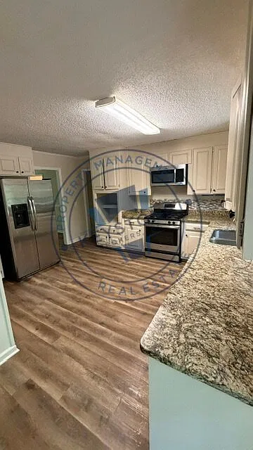 4 bed, 3.0 bath, 2336 sqft, $2,350 — Photo 2