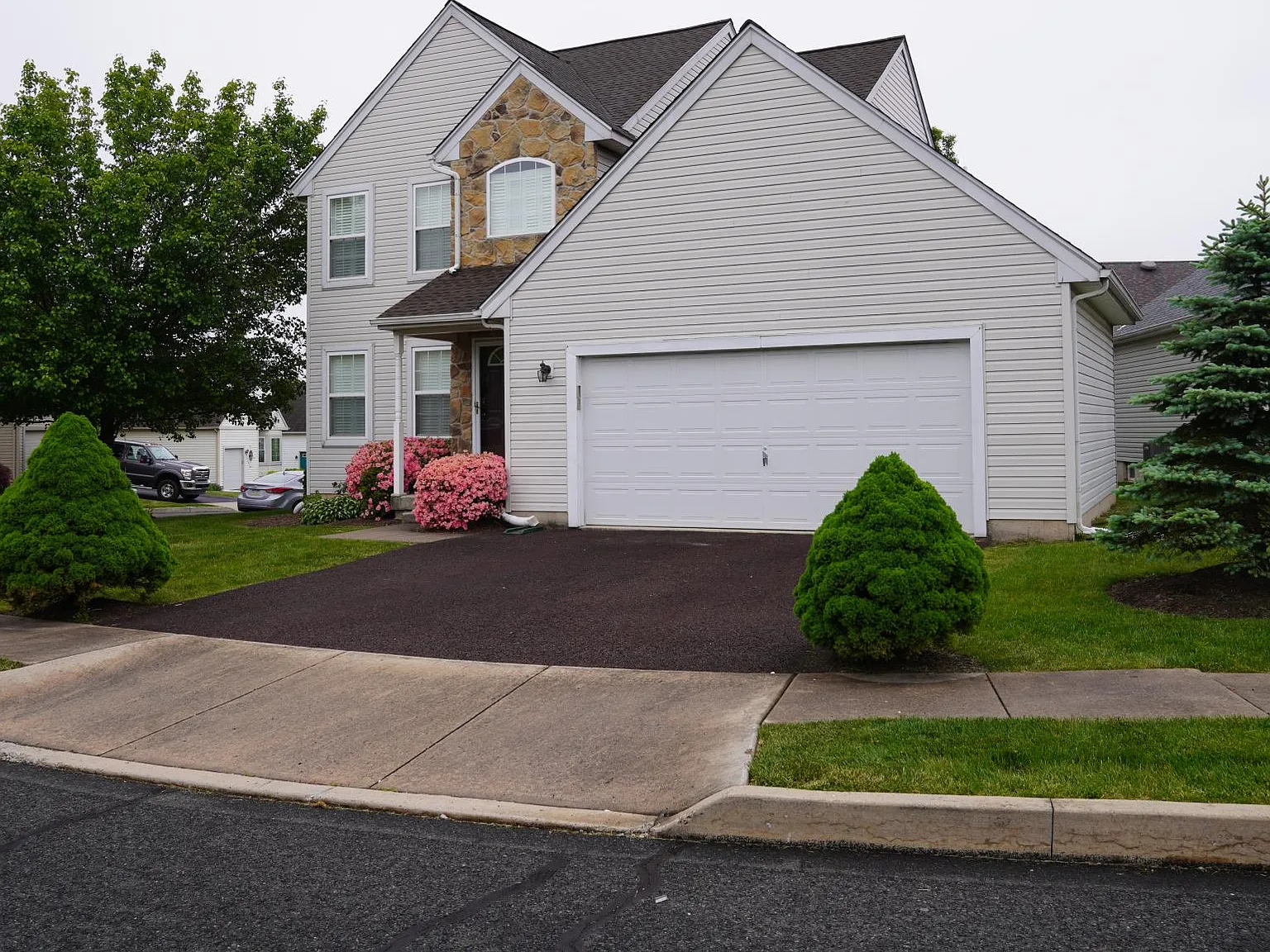 3 bed, 2.5 bath, 1802 sqft, $3,100 — Photo 3