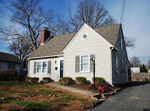 Long driveway '10 for lots of off-street parking