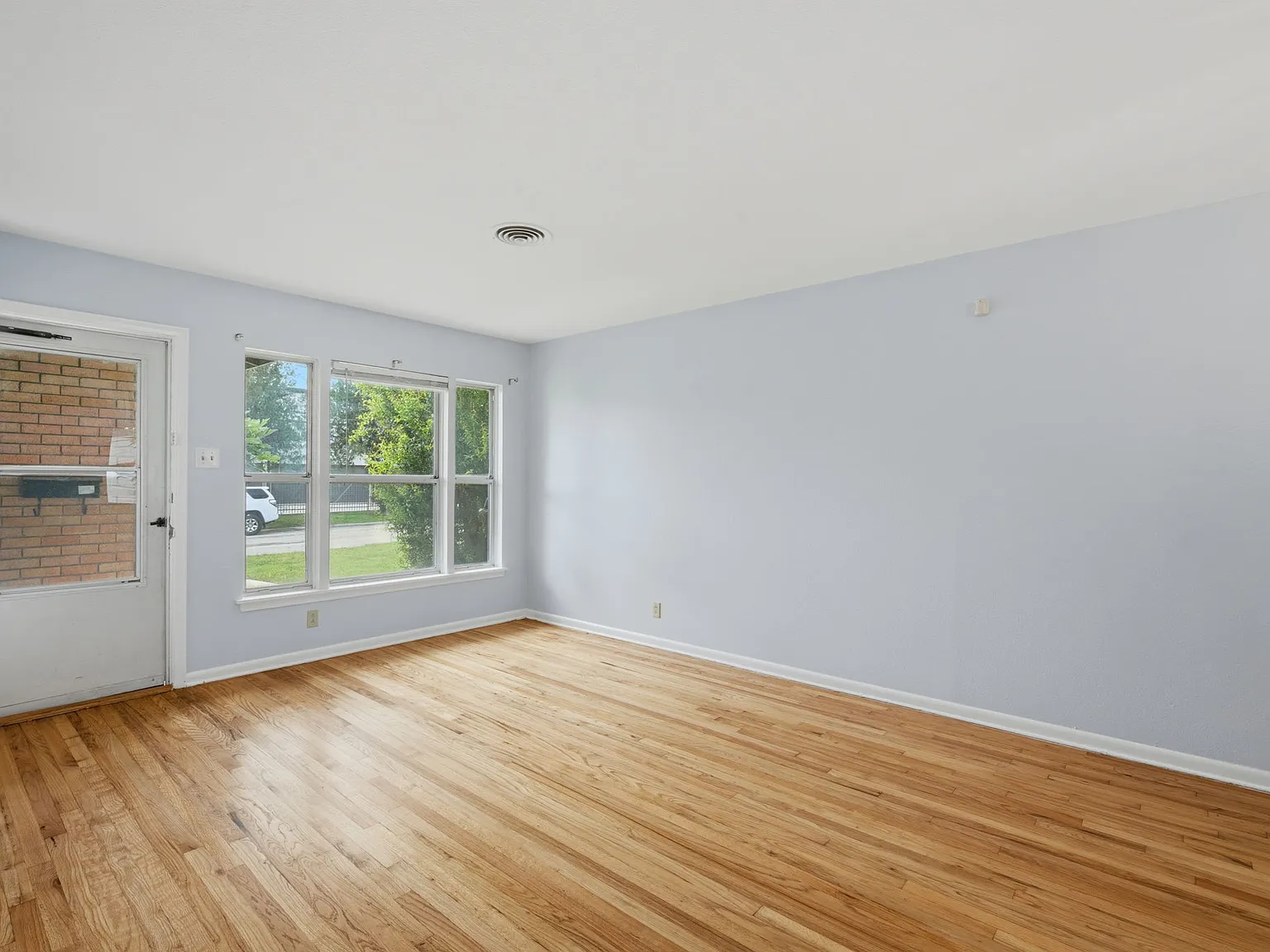 3 bed, 1200 sqft, $1,449 — Photo 4