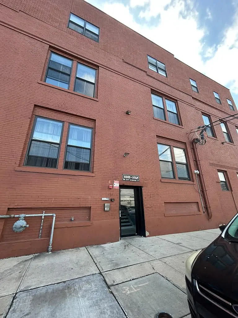 188 21st Ave — Photo 4