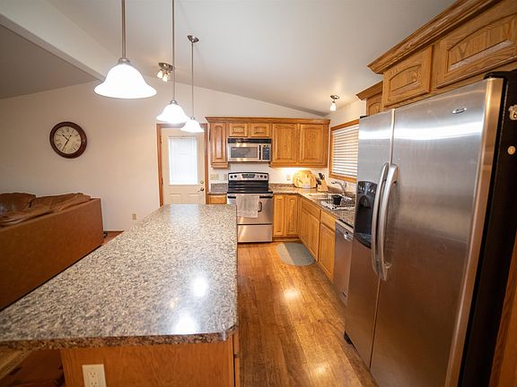 5th image of 150 E Park St