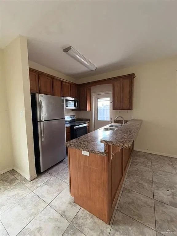 3 bed, 2.5 bath, 1370 sqft, $1,300 — Photo 3