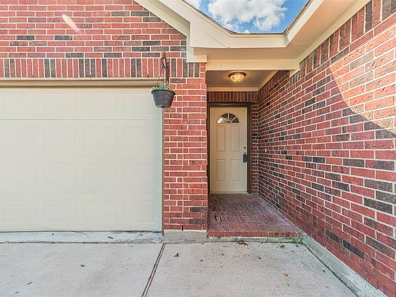 3rd image of 1522 Lake View Cir E