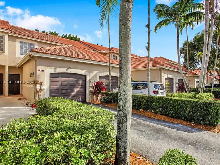 850 Sorrento Dr — Photo 2
