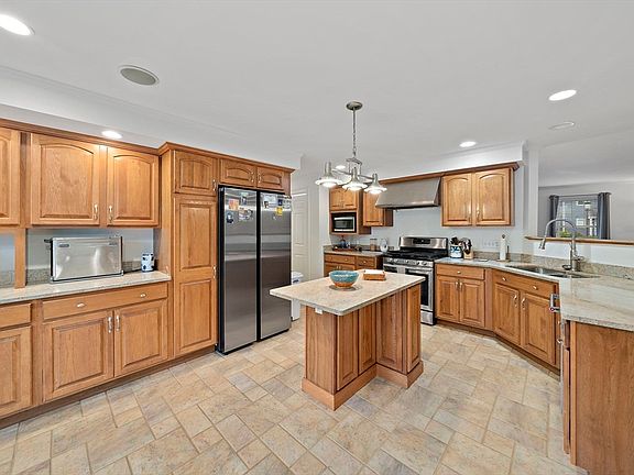5th image of 58 Bay Farm Rd Unit 58