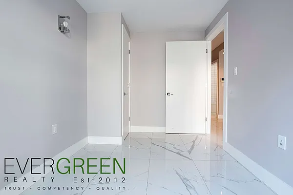 Rented by Evergreen Apartments BK | media 6