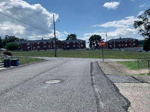 5th image of 913 Woodlawn