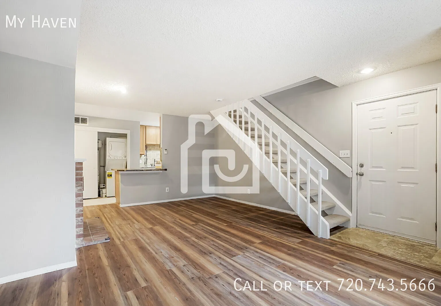Two Story 2 Bedroom Apartment in Great Location — Photo 3