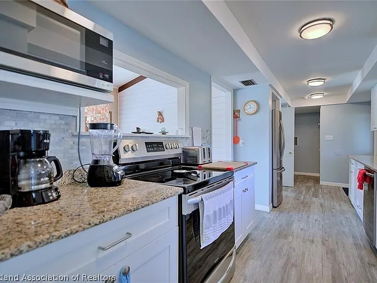 136 Ida Ave — Photo 11