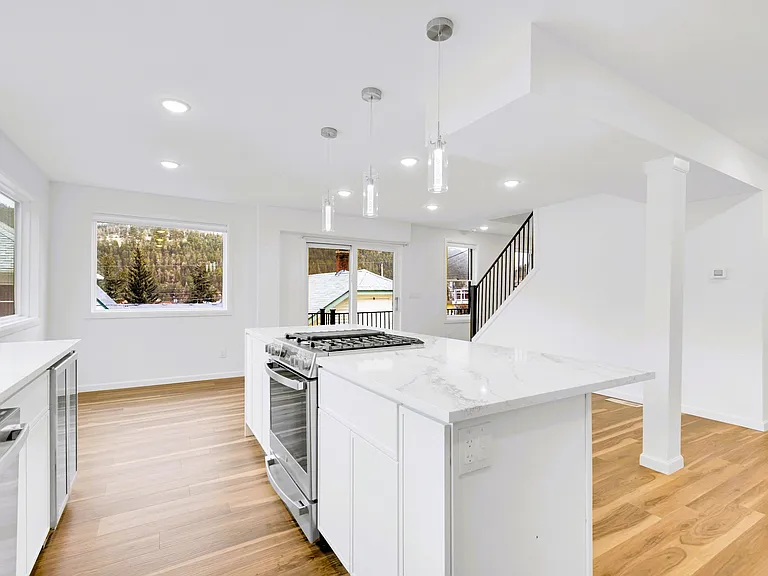 325 14th Ave — Photo 5