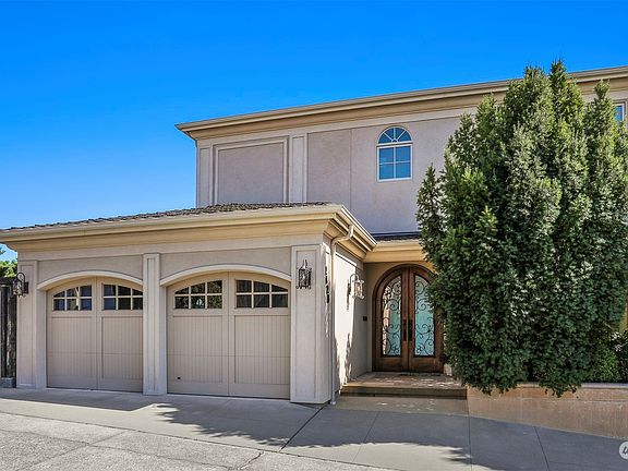 4th image of 2429 Montavista Place W